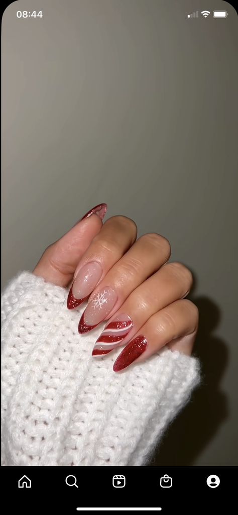 Christmas Nails Red Almond Shape, Christmas Nails 2023 Almond Shape, Red And White Christmas Nails Almond, Winter Nail Designs Red, Christmas Nail Sets Almond, Medium Almond Nails Winter, Red Winter Acrylic Nails, Medium Almond Christmas Nails, Mail Inspo Christmas