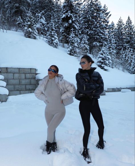 Kardashian Ski Outfit, Black Girls Winter Outfits, Snow Outfit Ideas, Brown Skirt Outfit, Snow Outfits For Women, Minimalist Winter Outfit, All Black Outfits For Women, Snow Outfits, Winter Outfits Snow