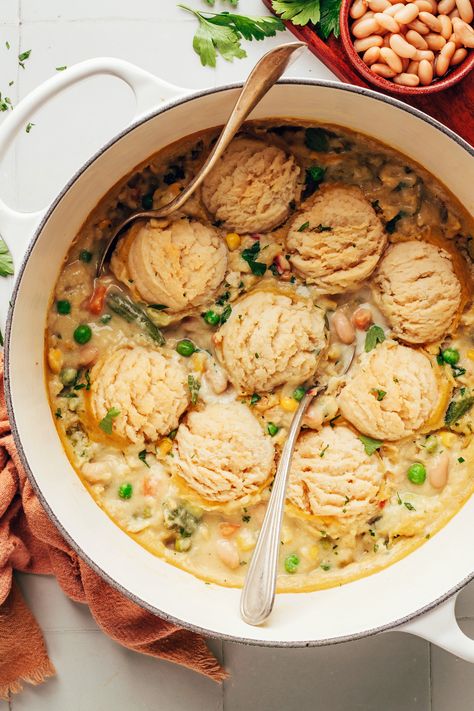 Vegan White Bean Pot Pie Soup Bean Pot Pie, Vegan Pot Pie Soup, Easy Vegan Soup, Vegan Pot Pies, Pot Pie Soup, Gluten Free Biscuits, Roasted Fennel, Flaky Biscuits, Minimalist Baker