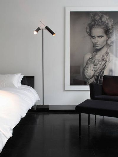 Dark Floors, Room Photo, Interior Minimalista, Black And White Interior, Foyer Decorating, W Hotel, Black Floor, Contemporary Bedroom, Bed Room