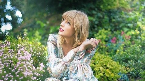 Pretty Odd Aesthetic, Taylor Swift Laptop Wallpaper Hd, Lover Photoshoot, Odd Aesthetic, Taylor Swift Cat, All Background, Lover Taylor Swift, Lover Taylor, New Pfp