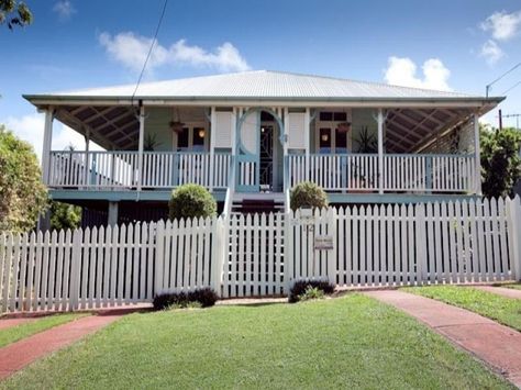 Street appeal Queenslander Homes Exterior, Queenslander Renovation, Queenslander House, Cottage Exterior, Old Cottage, Home Exterior, Up House, Australian Homes, Picket Fence