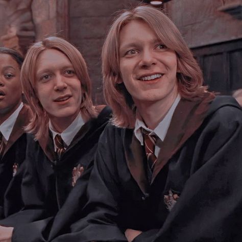 Fred, George and Ron #harrypotteraesthetic #gryffindoraesthetic #slytherinaesthetic #weasleysweater #weasleytwins Fred Weasley Long Hair, Weasley Sweater, Fred George Weasley, Weasley Aesthetic, Weasley Harry Potter, Weasley Family, The Weasley Twins, James Phelps, Buku Harry Potter