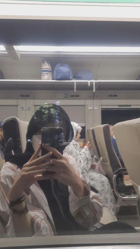 Mirror selfie Train Selfie, Malang, Cosplay Anime, Jam, Mirror Selfie, Ootd, Train, Art