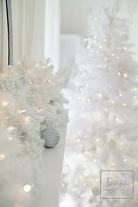 Christmas Crafts With Pinecones, Crafts With Pinecones, Christmas Mantel Ideas, Mantel Styling, Christmas Dog Decor, Vintage Christmas Balls, Mantel Ideas, Silver Christmas Decorations, Estilo Shabby Chic