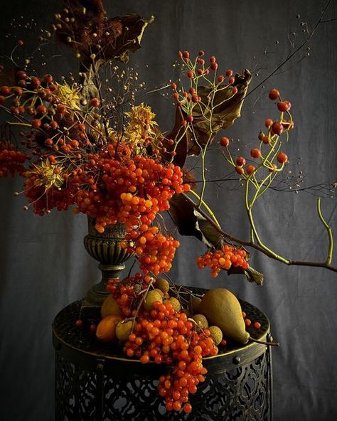 EBON Floral Design Studio on Instagram: "T E X T U R E . Don’t you just want to eat it? (We wouldn’t recommend it though - perhaps these berries should be left for the birds). . JUICY Autumn textures, using fruit, berries, branches and dried botanicals. . . . . . . . . . #floralarrangement #floraldesign #florallife #flowerart #floralstyling #locallygrownflowers #localflowers #floralstories #eventplanning #partydetails #weddingplanner #weddingcommunity #weddinginspiration #weddingflorals #fanta Persimmon Floral Arrangement, Fruit Styling, Fruit Berries, Dried Botanicals, Winter Tablescapes, Plum Fruit, For The Birds, Floral Design Studio, Goth Wedding