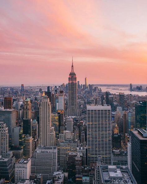 TOWN&COUNTRY on Instagram: “A stunning pink sunset to close out the weekend. 💕 #regram 📸: @wonguy974” New York Aesthetic, Spotify Apple, New York City Travel, City Vibe, Pink Sunset, Dream City, Nova York, Concrete Jungle, Town Country