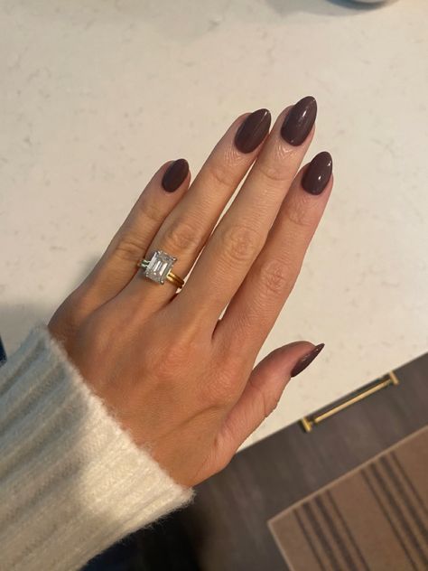 Brown Nails Outfit, Brown Nails Short Almond, Almond Shape Nails Fall, Short Almond Nails Brown Skin, Brown Nails For Brown Skin, Nails Almond Brown, November Nails Almond Shape, Chocolate Almond Nails, Short Almond Brown Nails