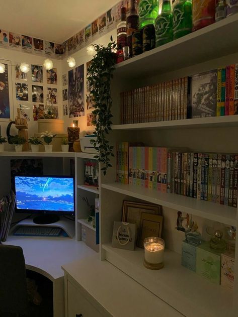 Anime Inspired Apartment, Desk Areas Bedroom, Tiny Room Organization Bedroom, Bedroom Inspirations With Desk, Room Inspo Books, Room Anime Ideas, Bedroom Inspo Anime, Bedroom Ideas Books, Manga Bedroom Ideas