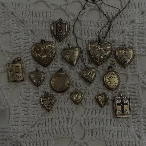 — Vintage locket pendants🍸🏛🦪🦢 | www.vaiges.com [ vintage antique renaissance elegant • jewelry earrings necklace rings • art book locket heart cross gold ] Old Locket Aesthetic, Vintage Heart Locket Necklace, Vintage Gold Locket, Key Locket, Vintage Locket Necklace, Vintage Heart Locket, Vintage Trinkets, Locket Necklace Vintage, Cross Gold