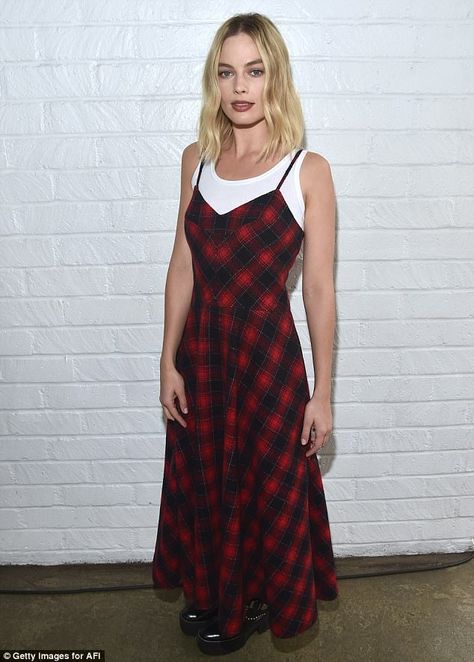 Pretty in plaid! Margot Robbie looked chic to perfection in a red plaid dress while attend... Margot Robbie Photos, Margot Robbie Style, Versace Gown, Red Plaid Dress, Best Red Carpet Looks, Stylish Celebrities, Huntington Whiteley, Rosie Huntington Whiteley, Old Hollywood Glamour