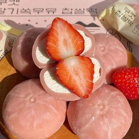 Mochi Aesthetic, Strawberry Mochi, Sweet Cafe, Yennefer Of Vengerberg, Japanese Dessert, Yummy Comfort Food, Best Food Ever, Cute Desserts, Food Obsession