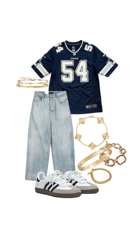 An ameican high street styled outfit inspired by the black 90s american coulture that consists baggy jeans, adidas OG sambas, a wore down jersey and a mix of chunky vintage and modern petite jewlery. Baggy 90s Outfit, Aesthetic Baggy Clothes, 90s Streetwear Aesthetic, Outfit Ideas Baggy Jeans, 90s Baggy Style, Jerseys Outfit, Y2k Fashion Street Styles, Samba Adidas Outfit, Black 90s Fashion