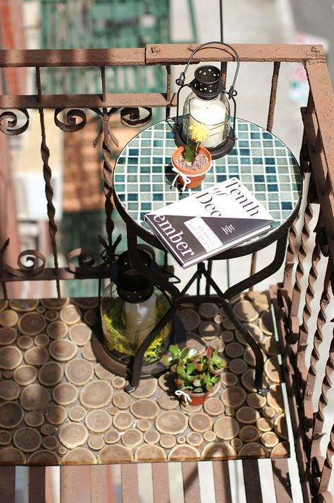 We share photos from a blogger who turned her fire escape into a chic outdoor retreat. Fire Escape Patio, Nyc Fire Escape Decor, Fire Escape Balcony, Fire Escape Decor, Fire Escape Aesthetic, Fire Escape Garden, Potter Barn, Small Garden Design Ideas, Attic Organization