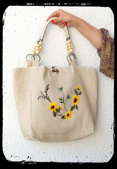 Bag Embroidery Ideas, Jute Bags Design, Knitting Bag Sewing, Embroidery Purse, Nice Beach, Decorated Gift Bags, Embroidered Shoulder Bag, Burlap Tote Bags, Bag Embroidery