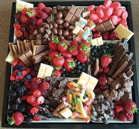 Fruit Buffet, Sweets Party, Party Tray, Food Boards, Dessert Platter, Dessert Aux Fruits, Party Food Platters, Party Trays, Snacks Für Party