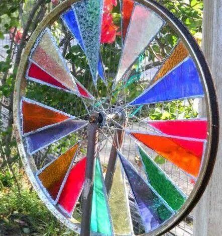 Stained Glass Garden, Garden Spinners, L'art Du Vitrail, Stained Glass Supplies, Bicycle Wheels, Bottle Ideas, Old Bicycle, Wheel Art, Glass Garden Art