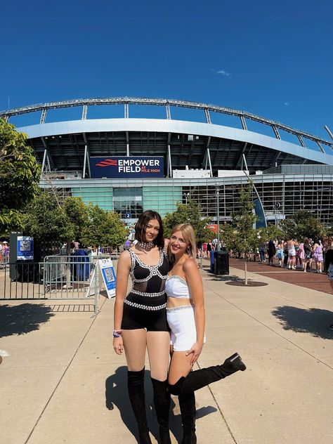 Brunette and blonde taylor swift costumes for the eras tour denver colorado Taylor And Selena Costume, Duo Taylor Swift Outfits, Eras Tour Duo Costumes, Duo Eras Tour Outfit Ideas, Duo Taylor Swift Costumes, Eras Tour Outfits Matching Duo, Taylor Swift Duo Outfits, Taylor Swift Matching Outfits, Eras Tour Duos Outfits