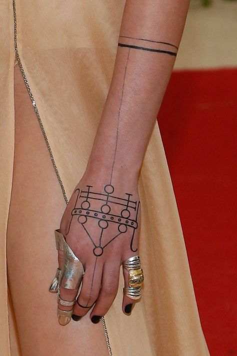 Tattoo For Artist, Fka Twigs Aesthetic, Fka Twigs, Mixed Metal Rings, Best Accessories, The Met Gala, Skin Art, Body Mods, Robert Pattinson