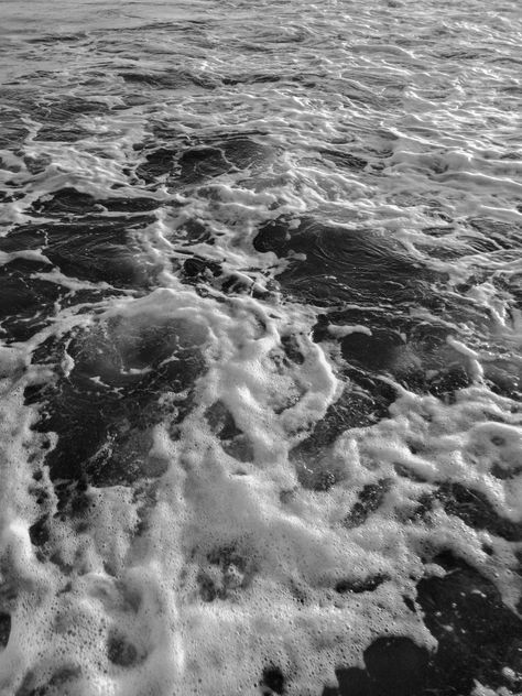 Ocean Aesthetic Black And White, Black And White Clean Aesthetic, Ocean Black And White Aesthetic, Summer Aesthetic Black And White, Black And White Wellness Aesthetic, Beach Black And White Aesthetic, Sea Black And White Aesthetic, Black And White Summer Aesthetic, Grey Beach Aesthetic