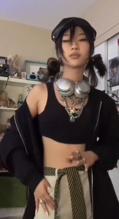 Outfits With Headphones, Alt Asian, Bose Headphones Aesthetic, Headphone Outfit, Headphones Aesthetic, Bose Headphones, Girl With Headphones, Alt Clothes, Pretty Ppl