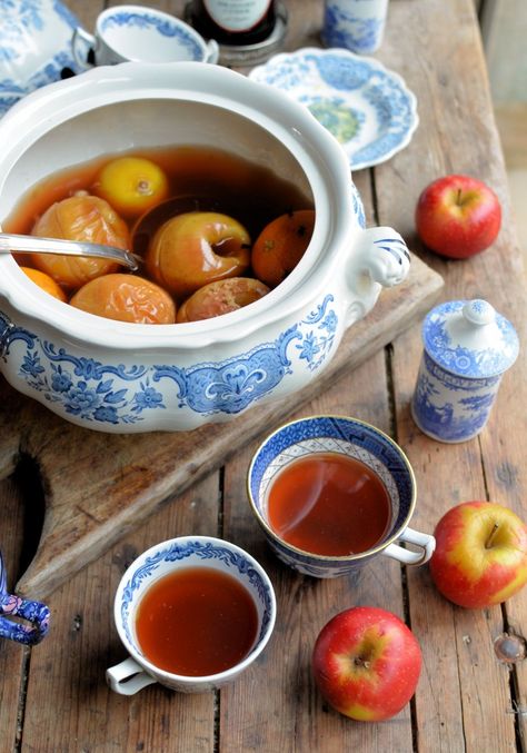 Suffolk Cyder Wassail Wassail Recipe, English Christmas, Mulled Cider, Twelfth Night, English Food, Traditional English, British Food, Baked Apples, Fat Fast