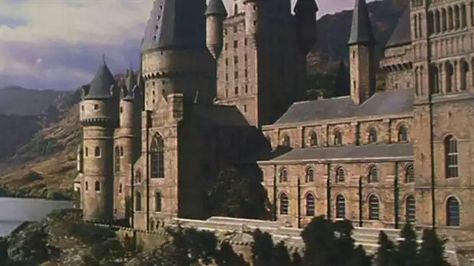 Estudiar en Hogwarts es ahora posible: abren una escuela de magia en Francia  El instituto francés Château de Jolibert está inspirado en Harry Potter y abre sus puertas para que cien estudiantes aprendan magia Hogwarts, Harry Potter, Travel