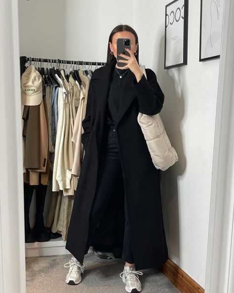 Black Coat And Sneakers Outfit, Long Black Coat Outfit Casual White Sneakers, Black Coat Sneakers Outfit, Black Long Coat Outfit Women, Long Coat Outfit Casual, Long Black Coat Outfit, Artist Moodboard, Casual Trench Coat Outfit, Uk Outfits