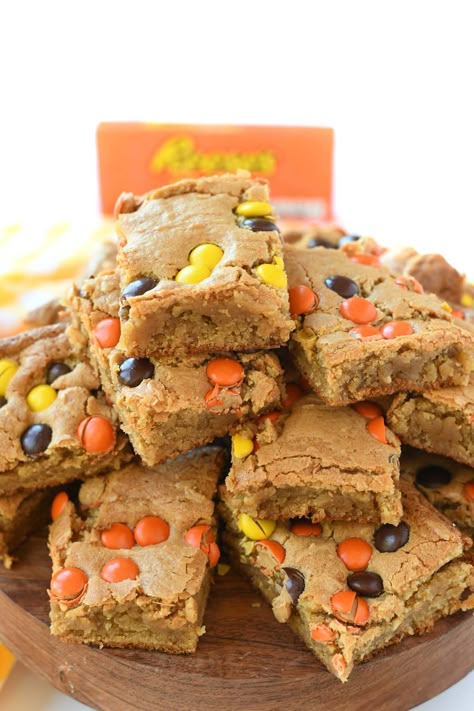 Chewy REESE's PIECES Peanut Butter Brownies - Sizzling Eats Butterscotch Blondies, Pastries Recipes Dessert, Reese's Pieces, Butter Brownies, Peanut Butter Candy, Blossom Cookies, Peanut Butter Desserts, Peanut Butter Brownies, Peanut Butter Recipes