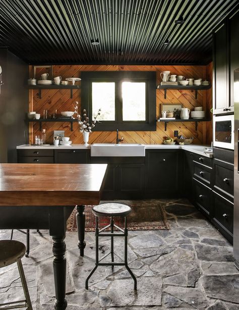 Barnwood Accent Wall, Dapur Rustic, Best Flooring For Kitchen, Ski Cabin, Cabin Inspiration, Kabinet Dapur, Black Kitchen Cabinets, L Shaped Kitchen, Cabin Kitchens