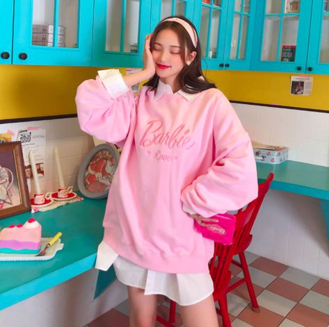 Barbie Outfits Asian, Asian Barbie Aesthetic, Barbie Sweatshirt Outfit, Barbie Ootd, Barbiecore Outfit, Depop Fashion, Barbie Sweatshirt, Fav Aesthetic, Barbie Core