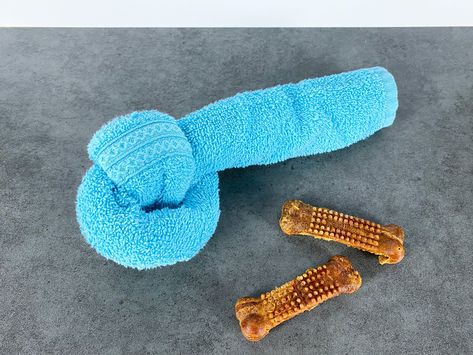 Towel Dog Toy Diy, Dog Busy Toys, Make Dog Toys, Homemade Dog Toys, Dog Treat Toys, Diy Dog Toys, Spoiled Dogs, Diy Towels, Dog Enrichment