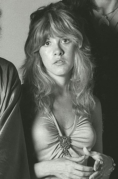 Stevie Nicks es una cantante y compositora estadounidense, conocida tanto por su trabajo con Fleetwood Mac como por su extensa carrera solista. Es una de las pocas artistas de rock que ha mantenido una carrera solista formando parte de una banda muy exitosa. Stevie ha sido nominada para ocho premios Grammy como artista en solitario, manteniendo el récord de mayor número de nominaciones a la Mejor Vocal Rock Femenina. Stevie Nicks 70s, Stevie Nicks Young, Stephanie Lynn, Stevie Nicks Style, 70s Hair, Stevie Nicks Fleetwood Mac, Women Of Rock, Shag Haircut, Justin Timberlake