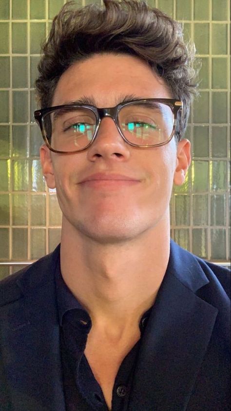 Xavier Serrano Selfie, Xavier Serrano Aesthetic, Men Glasses Aesthetic, Loren Hale, Man Selfie, Mens Eye Glasses, Xavier Serrano, Corte De Cabelo Masculino, Easter Nails