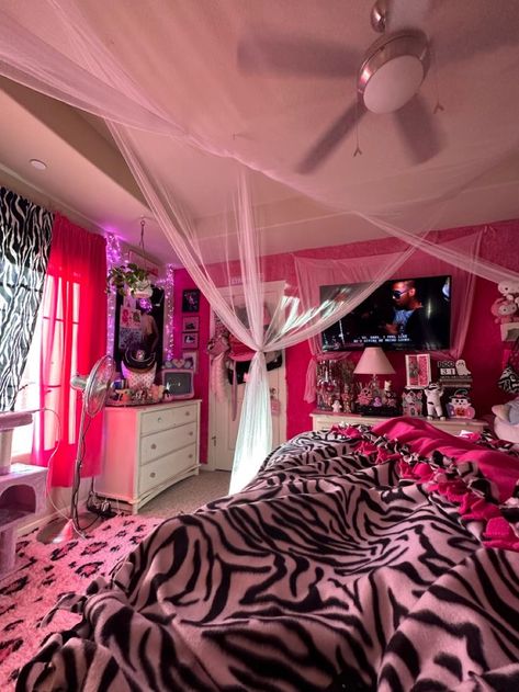 Car Decor Pink, Y2k Bedroom Aesthetic, Bunny Monster, Mcbling Room, Y2k Moodboard, Monster High Pink, 2000s Bedroom, Aesthetic 00s, 2000s Room