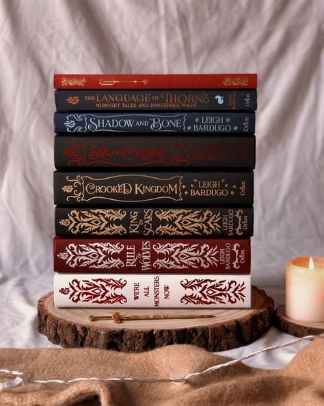 Shadow and Bone Fanpage on Instagram: “𝐠𝐫𝐢𝐬𝐡𝐚𝐯𝐞𝐫𝐬𝐞 𝐬𝐭𝐚𝐜𝐤 🖤 happy tuesday! i’m trying not to reread too many books but i’m sure i’m going to reread some grishaverse books this…” Grishaverse Books, Bone Books, Grisha Verse, Crooked Kingdom, Shadow And Bone, Beautiful Books, Six Of Crows, Fantasy Aesthetic, Happy Tuesday