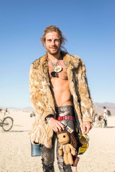 Playa style: Fashion portraits from Burning Man 2019 Estilo Burning Man, Burning Men, Fur Coat Outfit, Mens Fur Coat, Burning Man Fashion, Burning Man Outfits, Mens Fur, Burning Man Festival, Man Fashion