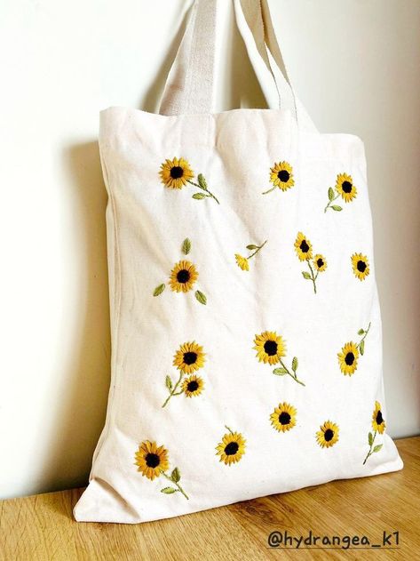 Tote Embroidery Bag, Tote Embroidery Ideas, Embroidery On Bags Totes, Tote Bag With Embroidery, Tote Bags Embroidery Ideas, Embroider Tote Bags, Canvas Bag Embroidery Ideas, Tot Bag Broderie, Embroidery Designs Tote Bag