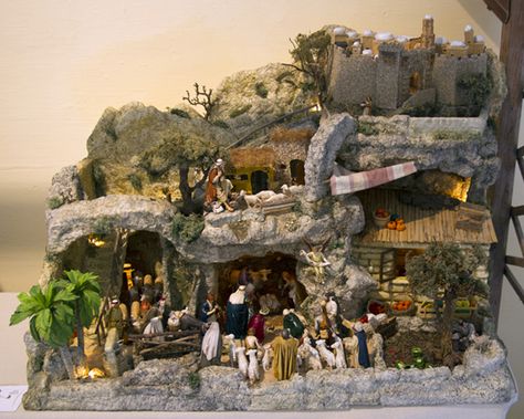 had already seen a beautiful Creche in the main church in Paola ... Christmas Cave, Christmas Nativity Scene Display, Nativity Scene Diy, Božićni Ukrasi, Nativity Scene Display, Christian Christmas Decorations, Altar Design, Christmas In Italy, Send Christmas Cards