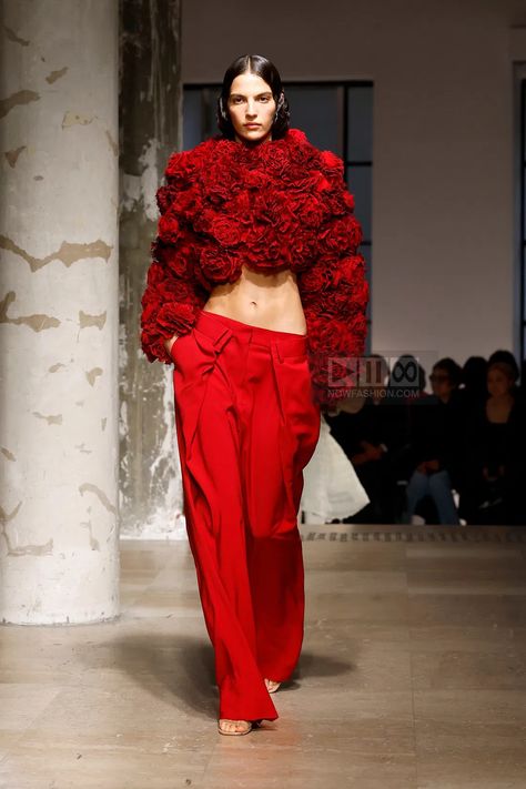 Rokh collection, Ready To Wear Spring Summer 2025, Paris Fashion Week, Runway Look Red Fashion Runway, Spring 2025 Runway, Catwalk Fashion Runway, Spring Summer 2025, 2025 Runway, Runway 2024, Haute Mess, Paris Fashion Week Runway, Ready To Wear Fashion