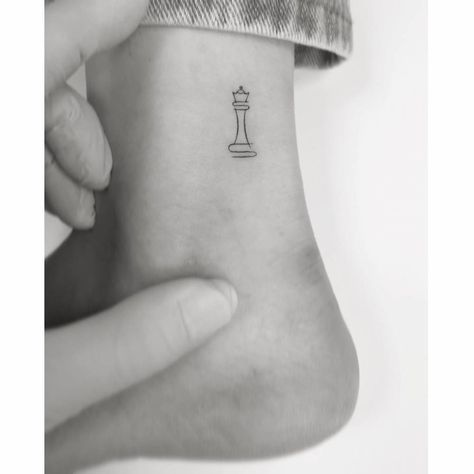 Chess Queen Tattoo, Tattoo Chess, Queen Chess Piece Tattoo, Chess Piece Queen, Queen Tattoo Designs, Queen Tattoos, Chess Piece Tattoo, Chess Tattoo, Minimal Tattoo Ideas