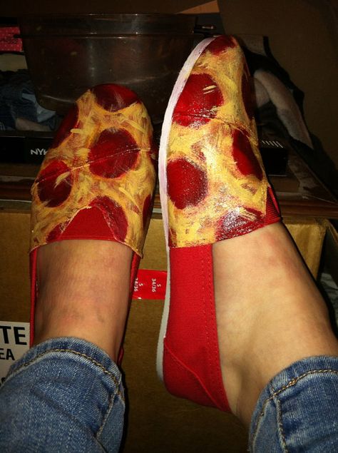 Handpainted custom pizza women's canvas by aShipWithoutAnAnchor, $37.00 Pizza Shoes, Custom Pizza, Pizza Shirt, Pumped Up Kicks, Pizza Pie, Good Pizza, Canvas Shoes Women, Play Dress, Pepperoni Pizza