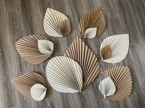 Diy Paper Fan, Palm Leaf Decor, Paper Fan, Fan Palm, Diy Home Decor Ideas, Bedroom Crafts, Diy Paper Crafts Decoration, Decor Ideas Diy, Kraf Diy