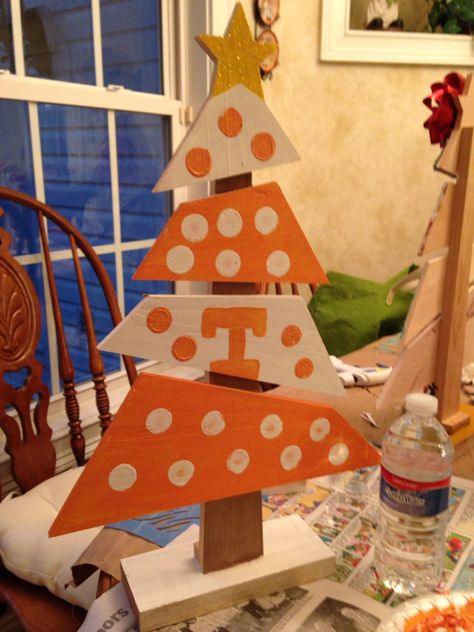 Tennessee vols Christmas tree Vols Christmas Tree, Tennessee Crafts, Tennessee Christmas, Tennessee Vols, Orange Christmas, Gift Drawing, Christmas Tree With Gifts, Wooden Christmas, Christmas Wood