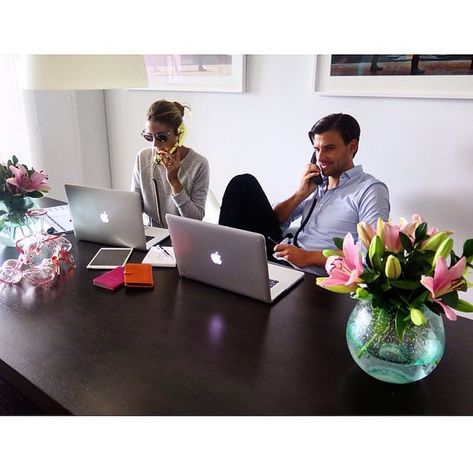 That time they took care of business, without compromising on style. Work Vision Board, Johannes Huebl, Couple Running, Fashion Jobs, Olivia Palermo Style, Business Photoshoot, Business Lifestyle, Stylish Couple, On The Phone