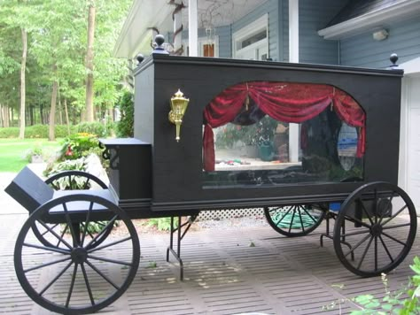 Horse Drawn Hearse The Last Ride, Halloween Forum, Halloween Props Diy, Halloween Graveyard, Halloween Garden, Last Ride, Halloween Yard, Horse Drawn, Halloween 2020