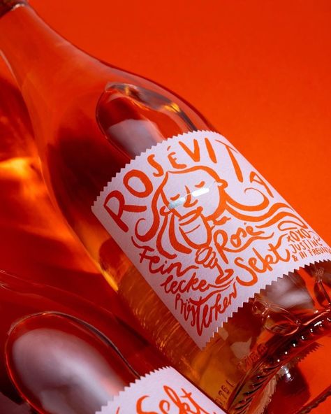 Design for the new rosé sparkling wine ROSÉVITA by @justineschlue × @dreifreundewein by @mathildamutant 🍷⁠ ⁠ #youcreativemedia #visualidentity #visualidentitydesign #winelabeldesign #winelabel #graphicdesign #graphicdesigner Wine Label Illustration, Wine Bottle Photography, Creative Wine Label, Bottle Photography, Wine Bottle Design, Bottle Design Packaging, Wine Photography, Wine Label Design, Champagne Label