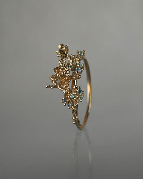 Fairy dust softly kissing your garden to gild branches & petals in gold✨ A collection of recent Asrai Garden Rings, each with only 2 fleur components blooming on our Sleeping Petal Band! Visit the second link in our bio to arrange your own eternal bouquets💐 Asrai Garden, Jewelry Redesign, Laurie Fleming, Fairy Rings, Gold Twig Ring, Proposal Rings, Gold Twigs, Fairy Ring, Harry Potter Jewelry