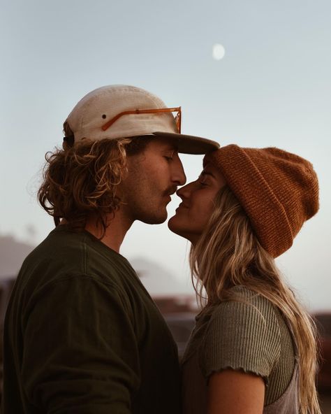 Nomad Couple Aesthetic, Zion National Park Photoshoot, Cute Outdoor Couple Pics, Granola Couple Outfits, Cool Couples Photos, Couple Pictures In The Mountains, Earthy Couples Photography, Outdoor Couple Aesthetic, Adventure Couple Photography