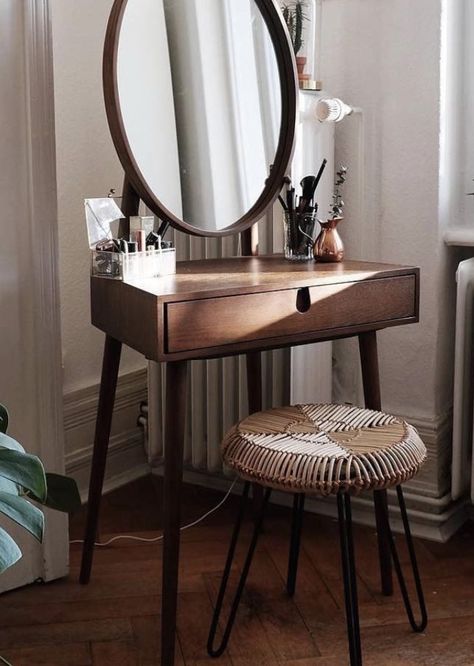 Rustic Makeup Vanity, Makeup Vanities, Popular Makeup, Makeup Table Vanity, Diy Vanity, Vanity Design, Table Designs, Bedroom Vanity, Awesome Bedrooms